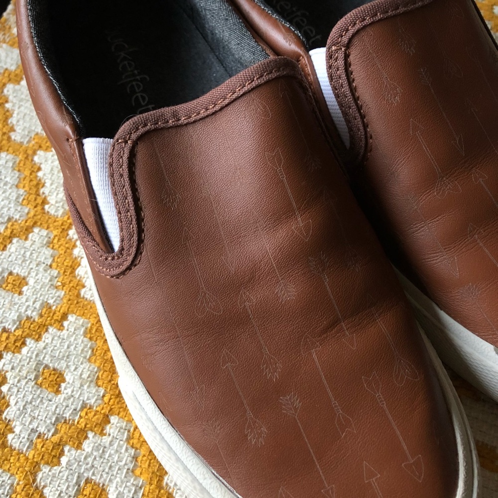 Bucket feet - Brown leather w/ arrow design